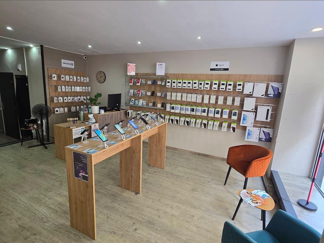 Intérieur de la boutique Mobileo Telecom à Mazamet — téléphones, accessoires et espace conseil